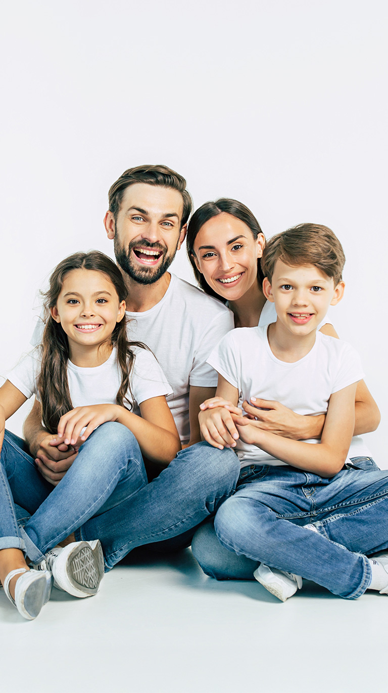 Lachende Familie | Kieferorthopädie in Todtnau | Dr. Andrea Schiefer
