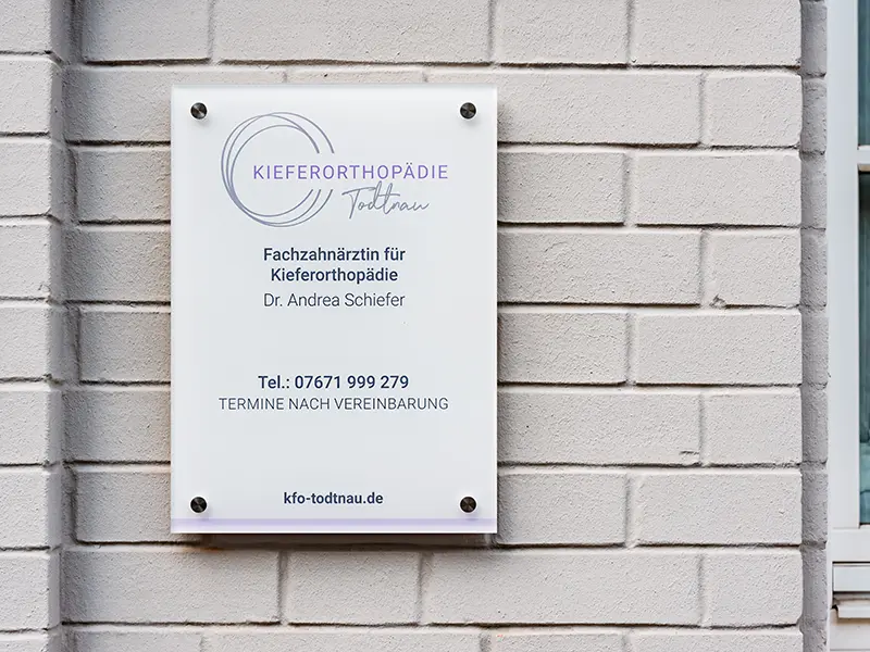 Das Praxisschild von KFO-Todtnau
